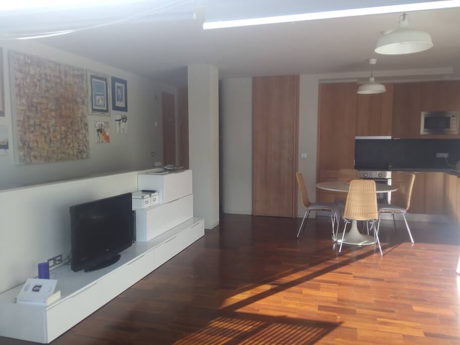 Sala-cocina-comedor y escaleras a la izda.