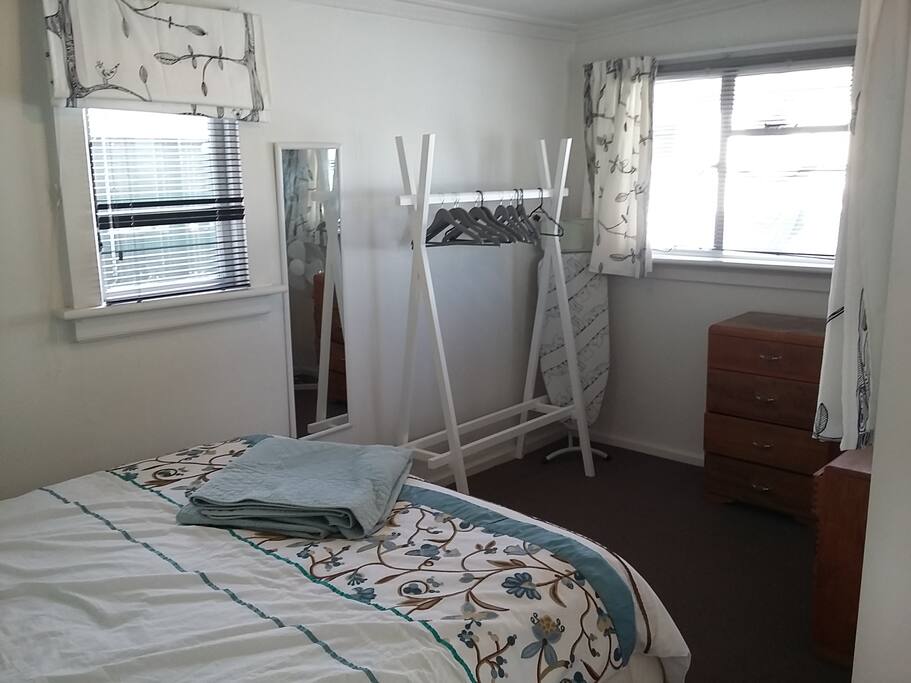 Bedroom 1 - Queen bed