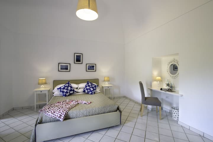 Chambre spacieuse avec plafond voûté.
Possibilité d'ajouter un lit simple.