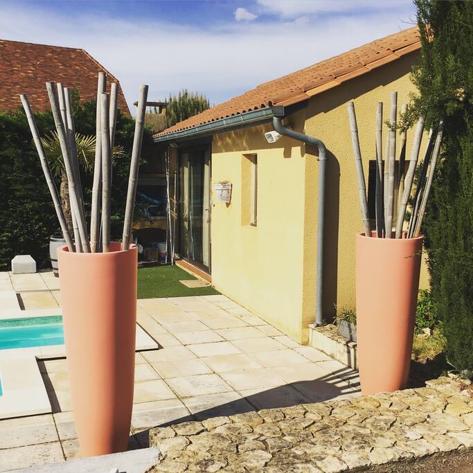 À deux pas de la piscine