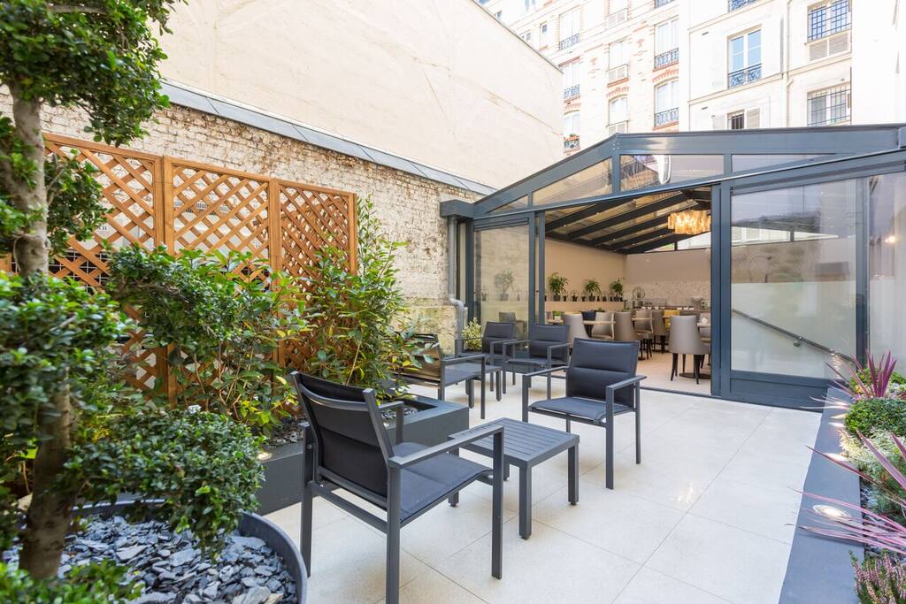 La terrasse fleurie est un oasis de tranquillité où l'on peut se restaurer, loin de l'agitation urbaine. La salle de fitness vous accueille à toute heure pour vous détendre. La connexion wifi est gratuite. Le petit-déjeuner buffet complet (œufs brouillées, saucisses, charcuterie, fromage, viennoiseries...) est servi sous une véranda. Parking privé sécurisé à 50 mètres (réservation recommandée).