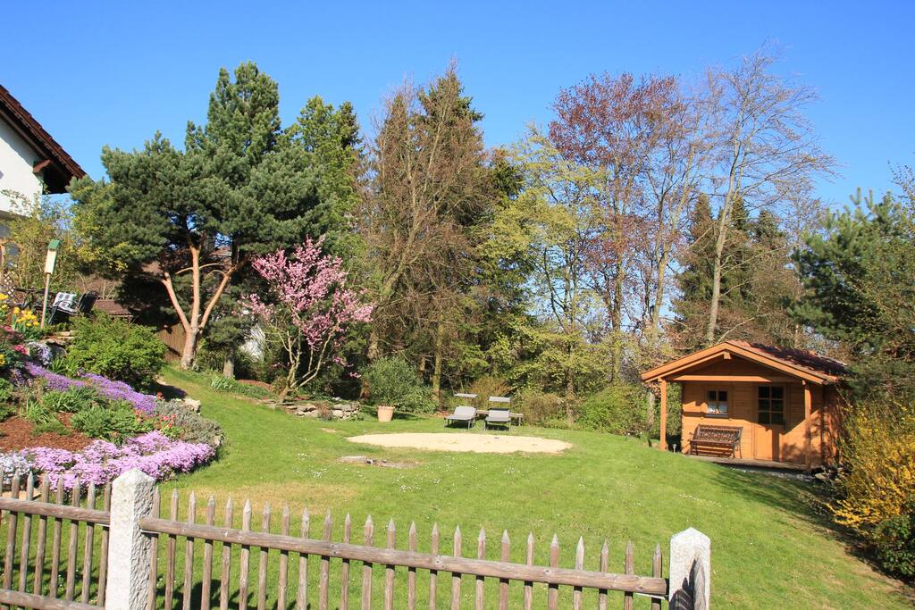 Garten mit Liegewiese zum Sonnen und Entspannen