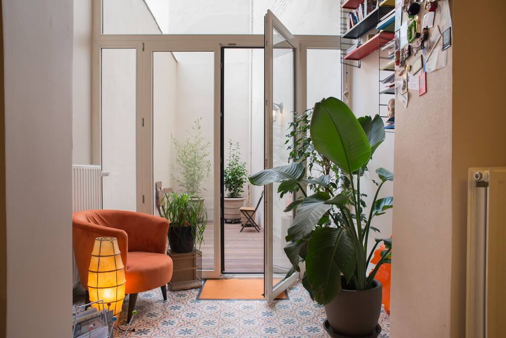 Kitchen & courtyard