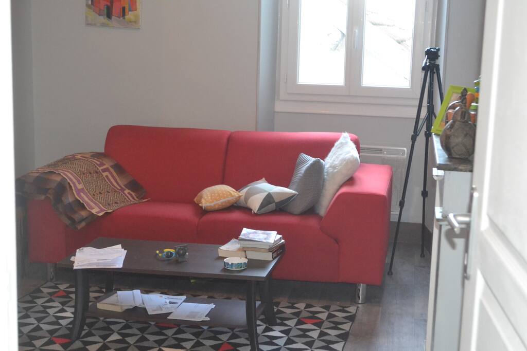 a le salon j'adore aussi il Ya des petits truc qui rappelle l'Afrique et le canapé est très confortable d'ailleurs je m'endors souvent dessus bref vous vous sentirez comme chez vous dans ce salon et vous pourrez regarde des films en toutes tranquilité