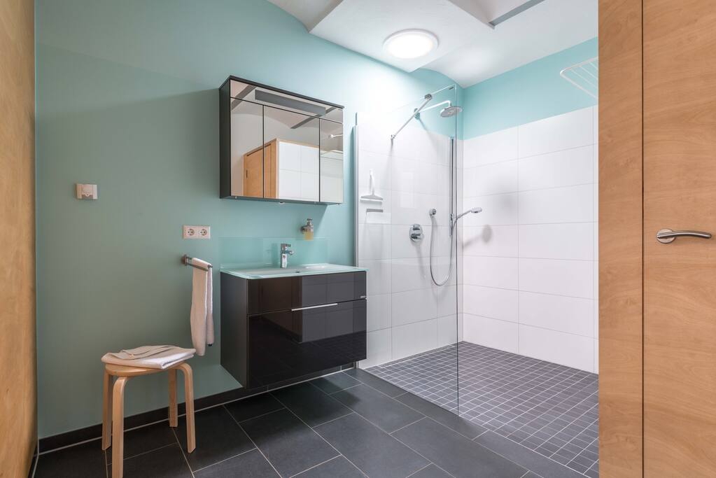Badezimmer mit Dusche