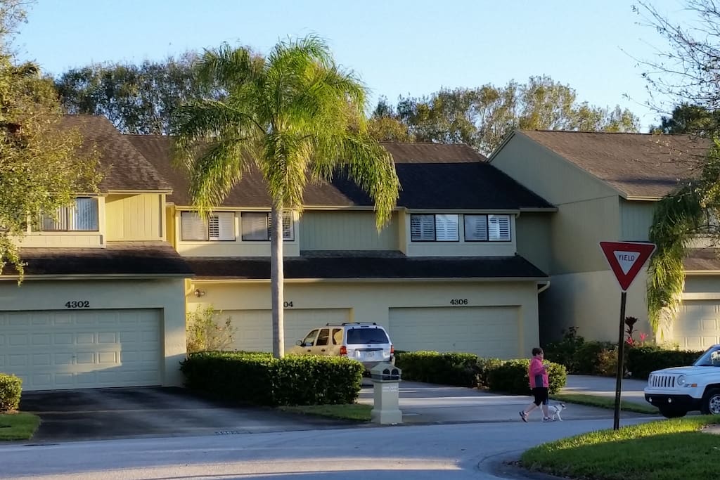Great neighborhood with additional security in that SUV at right. They patrol the neighborhood regularly, but I don't think we really need it.