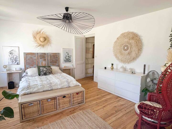 140 x 200のベッドがあるマスターベッドルーム。