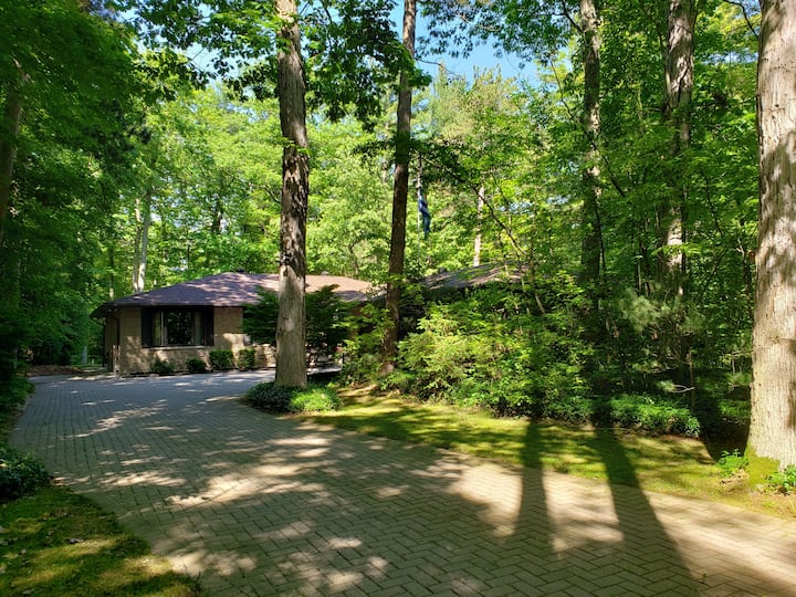 Grand Bend/ Southcott Pines Getaway Houses for Rent in Lambton Shores