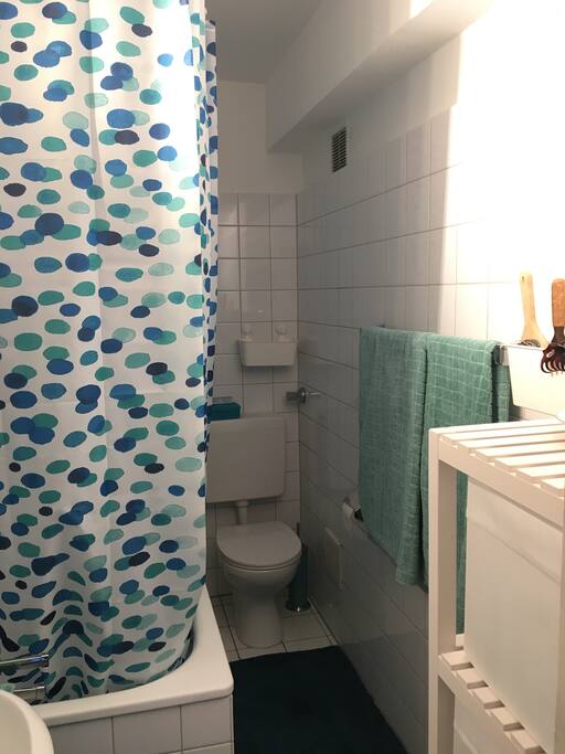 Funktionelles, liebevoll gestaltetes Bad mit Badewanne