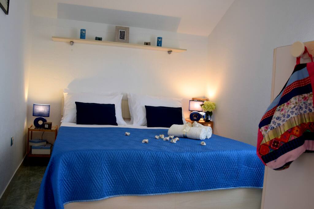 Double bed in the main bedroom...