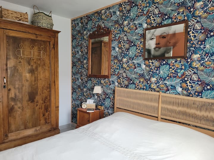 Family Parents' Room - 1 Queen Bed