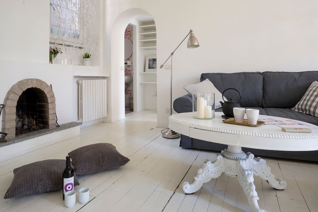 Living room with fireplace - Soggiorno con camino