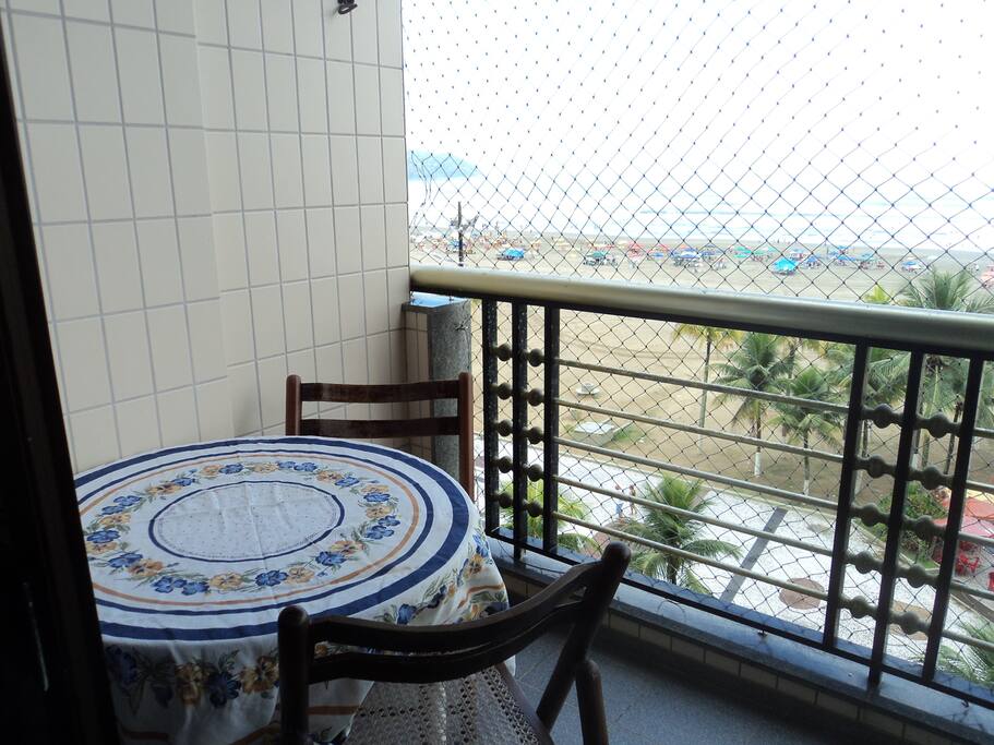 Mesa e cadeira para admirar a vista