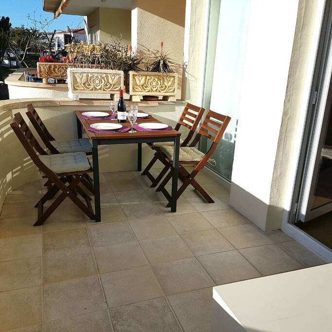 La terraza: Para comer, tomar el sol o leer. Y poder vigilar a los hijos cuando se bañan en la piscina