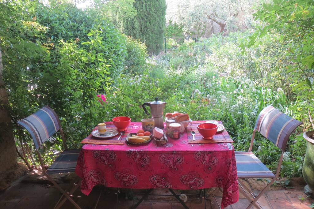 Petit déjeuner dans le jardin