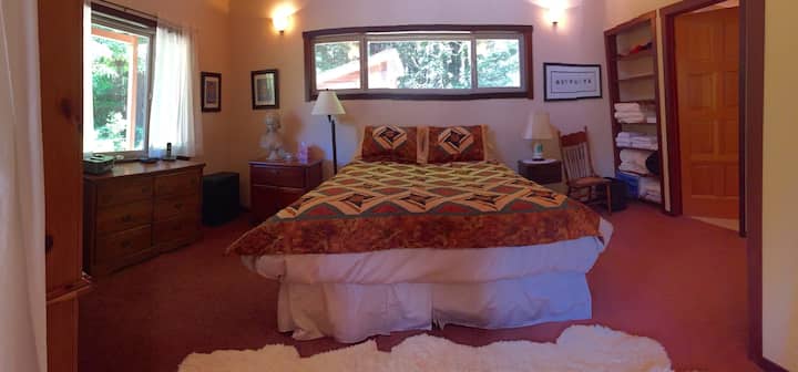 Glavna spavaća soba otvara se prema dnevnom boravku i pruža pogled na spacios. Bračni krevet (160x200) iznimno je udoban.