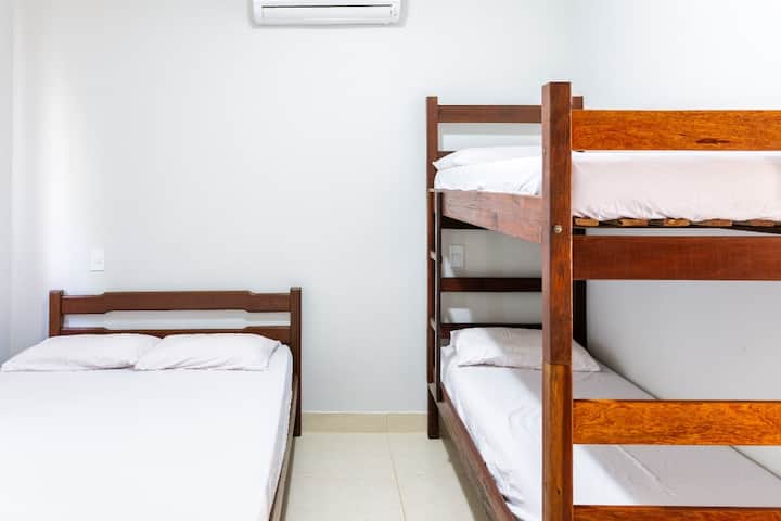 ห้องสวีท 2,,,,,,,,, เตียงเดี่ยว 2 หลังและเตียงคู่ 1 หลังเครื่องปรับอากาศ