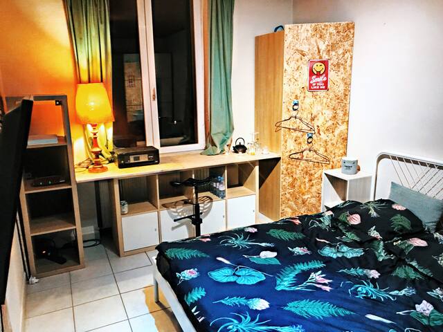 Chambre individuel avec grand lit et Netflix :)