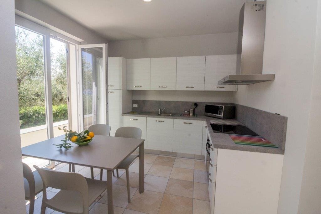 La cucina con accesso al giardino.