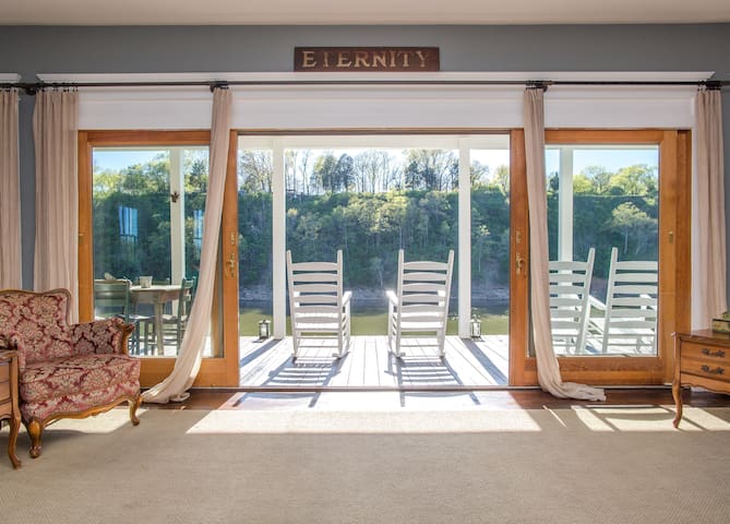 Perfect girl, guys On the water Close to downtown! gallery image 2