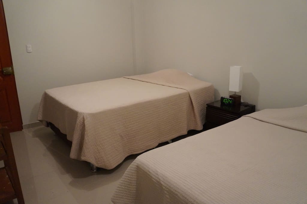 Habitación triple, es un mini departamento con dos dormitorios, cuenta con tres camas, Tv. pantalla plana con cable, wi-fi, baño independiente.
