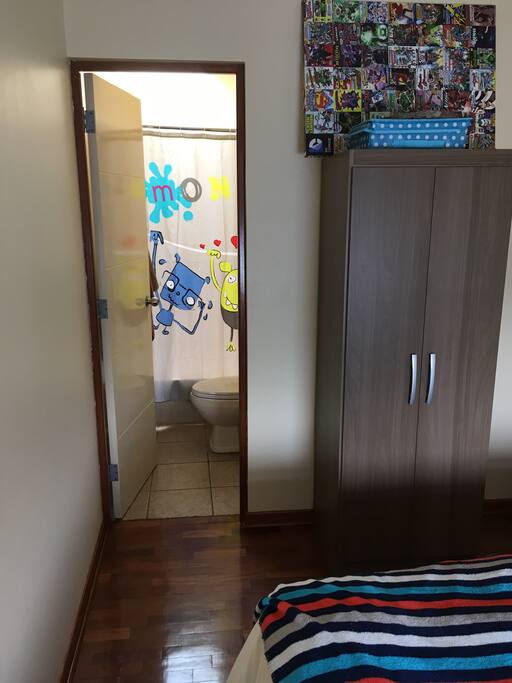 Baño dentro de la habitación con agua caliente las 24 horas