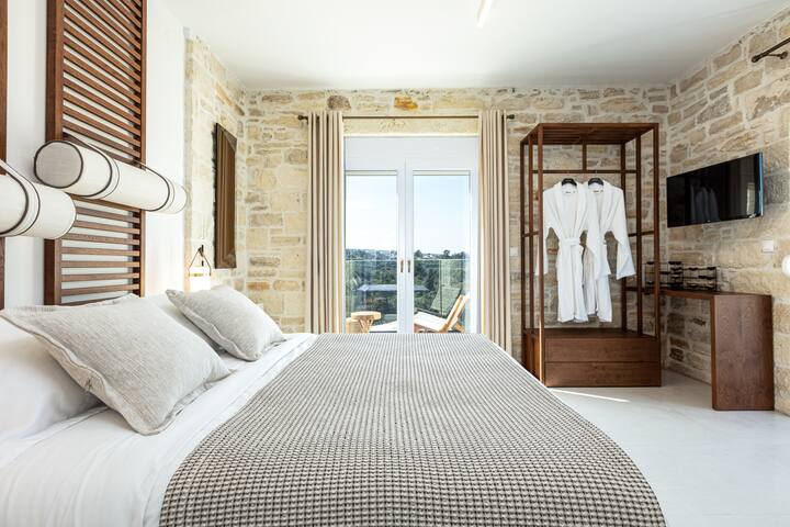 Two private pools, hot tub, nature views! gallery image 5