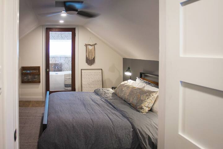 Modern loft ~ Private ensuite ~ Steps to downtown