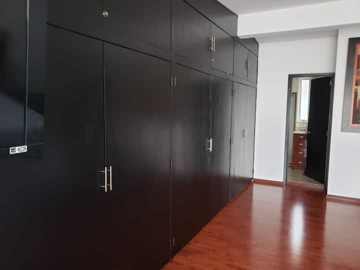 Široká skriňa a vstup do vlastnej kúpeľne.