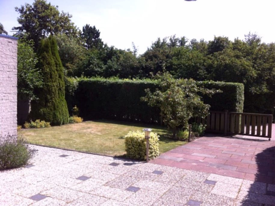 De ruime voortuin