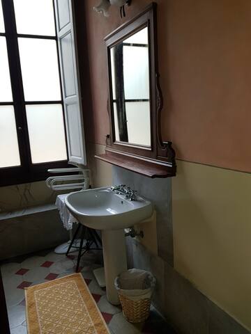 Historical mansion in Florence with garden gallery image 5