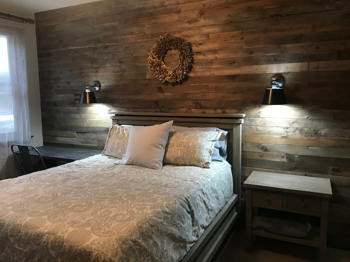 Dormitorio principal con acabados personalizados, escritorio si necesitas algo de espacio de trabajo y cortinas de panal para proporcionar espacio para dormir oscuro si es necesario. Cama Queen Tempur-Pedic.