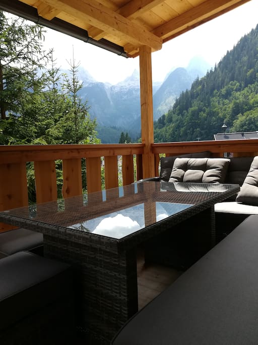 Terrasse mit Blick auf die Berge