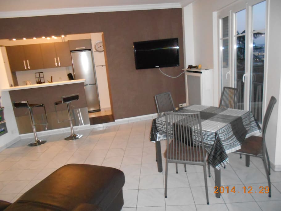 Salon/Salle à manger avec bar