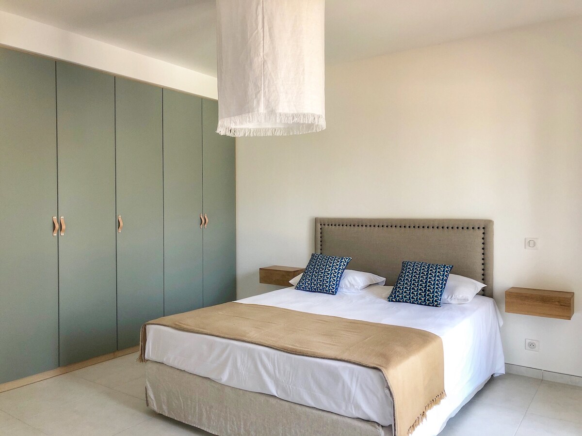 Habitación 1 con aire acondicionado con cama doble y amplios armarios empotrados