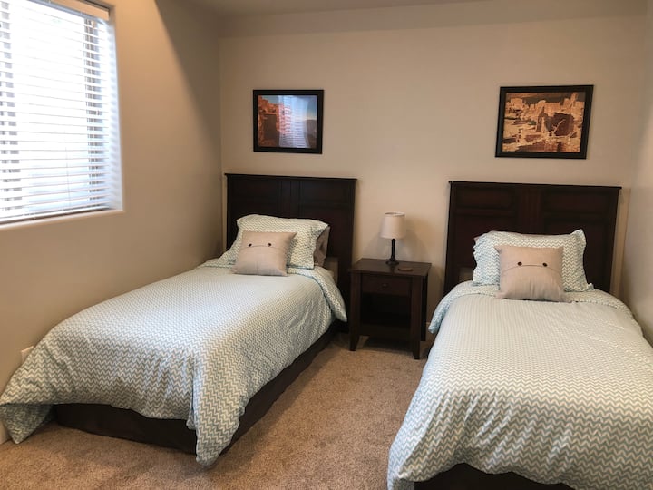 卧室3 ： 2张带步入式衣柜的单人床