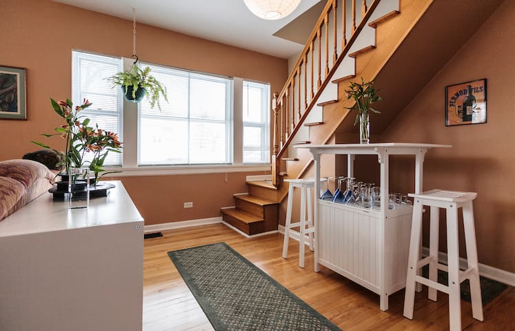 Upper room, near city + Loyola, includes breakfast