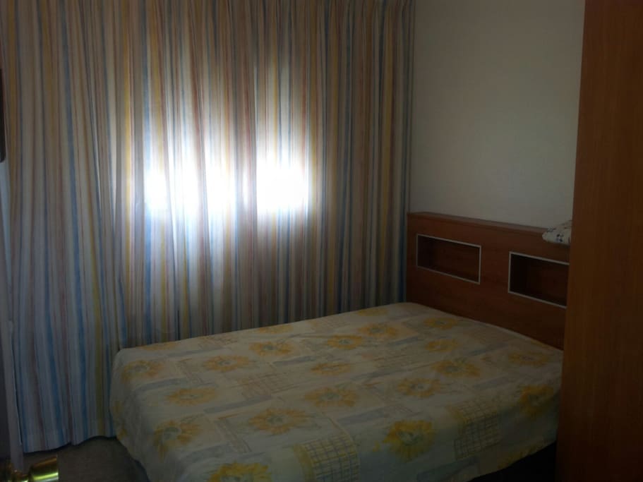 HABITACIÓN DOBLE CON CAMA DE MATRIMONIO, ARMARIO Y ESTANTERIA