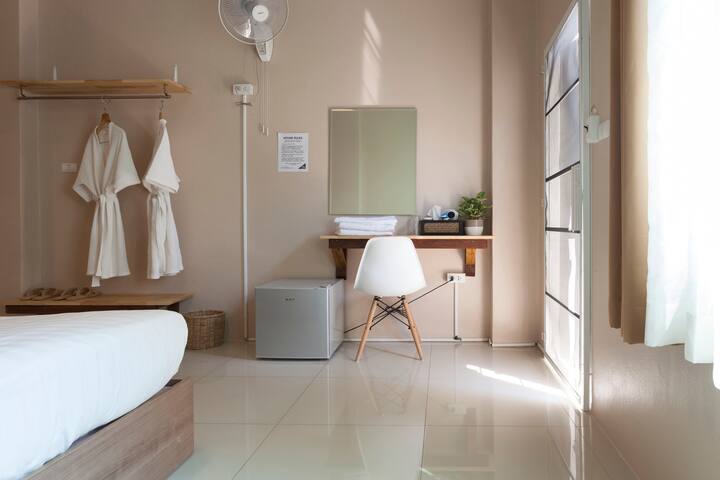 R1 Clean Modern room with small garden and Wi-Fi