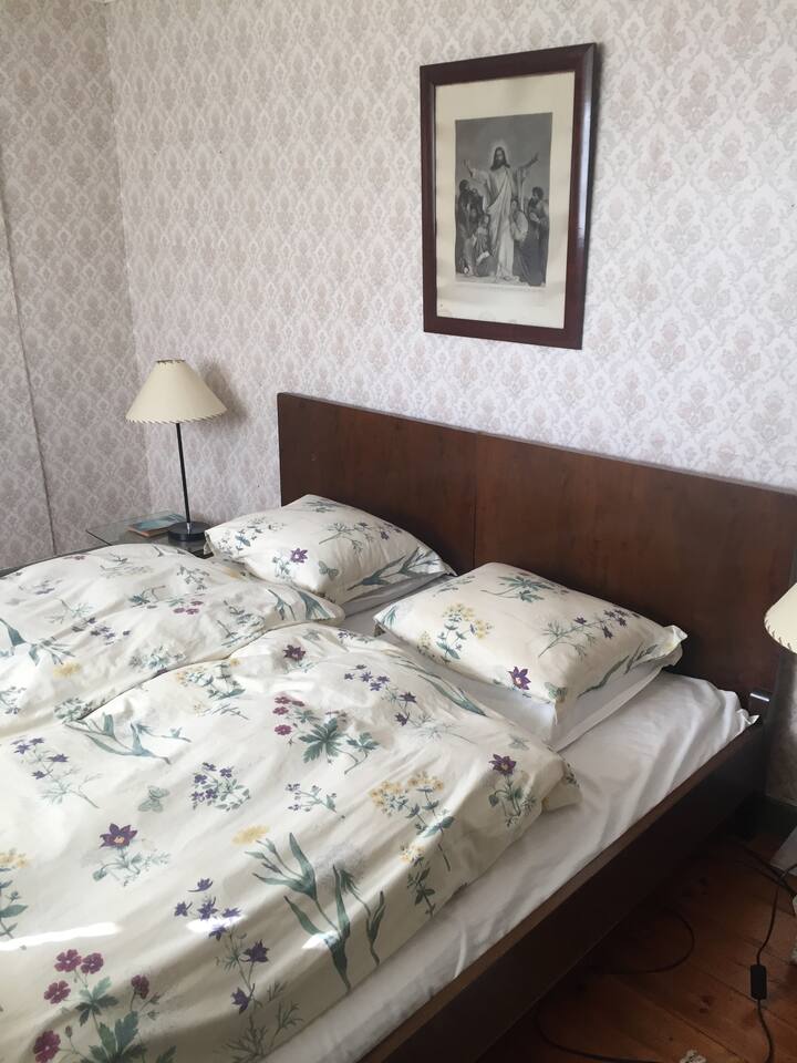 Uno de los cuatro dormitorios, este es desde las escaleras de arriba.