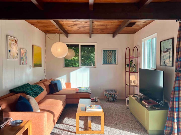 Midcentury riverfront cottage w/ fireplace Cabins for Rent in Red Hook, New York, United