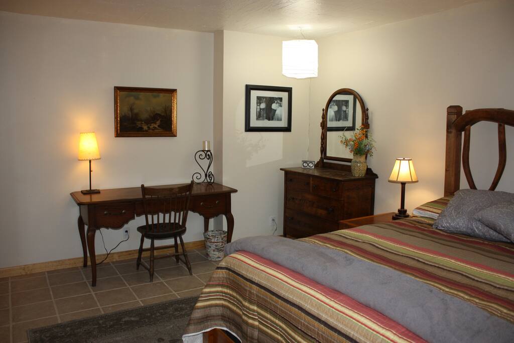 Desk & Bureau in room