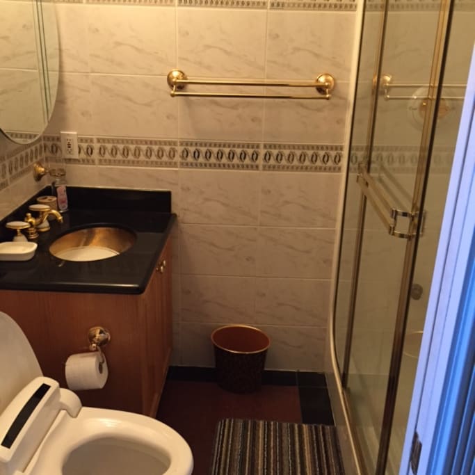 STEAM ROOM AND POWDER ROOM