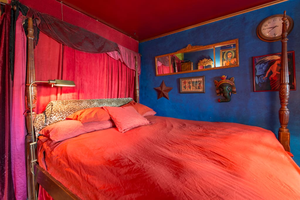4 poster, king sized bed, with a really great mattress!