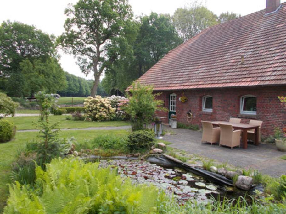 Terrasse mit Gartenteich