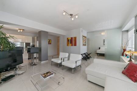 Ocean Drive's Famous Carlyle - Just Perfect!