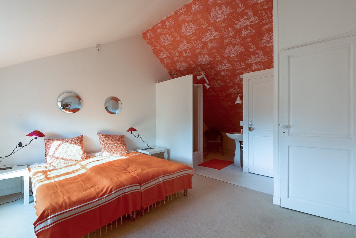 Chambre orange, avec 2 lits 1 place et sa salle de douche (et wc). Un Rêve de Campagne, gîte de charme proche Paris 