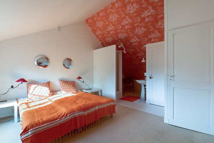 Chambre orange, avec 2 lits 1 place et sa salle de douche (et wc). Un Rêve de Campagne, gîte de charme proche Paris 