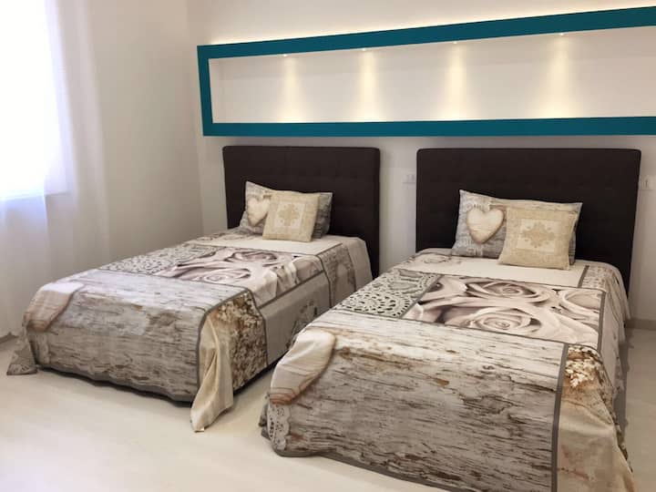 חדר שינה עם 2 מיטות צרפתיות נוחות/ חדר שינה עם שתי מיטות יחיד וחצי