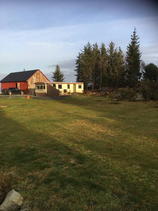 Stor mark/plen forran vogn , med mulighet for ballspill osv